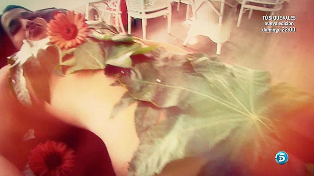 Aída Nízar prueba en su propia piel el body sushi