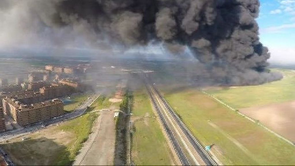 El incendio en el cementerio de neumáticos de Seseña, a vista de dron