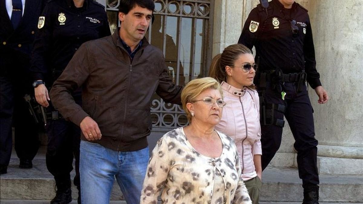 El torero "Jesulín de Ubrique", acompaña a su esposa María José Campanario (d), y a su suegra, Remedios Torres, a la salida de la Audiencia Provincial de Cádiz, donde se ha celebrado la segunda jornada del juicio de la "Operación Karlos". EFE