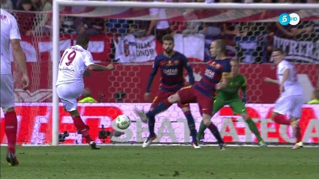 Segunda gran oportunidad del Sevilla en la final del Calderón: ¡Banega tira al palo!