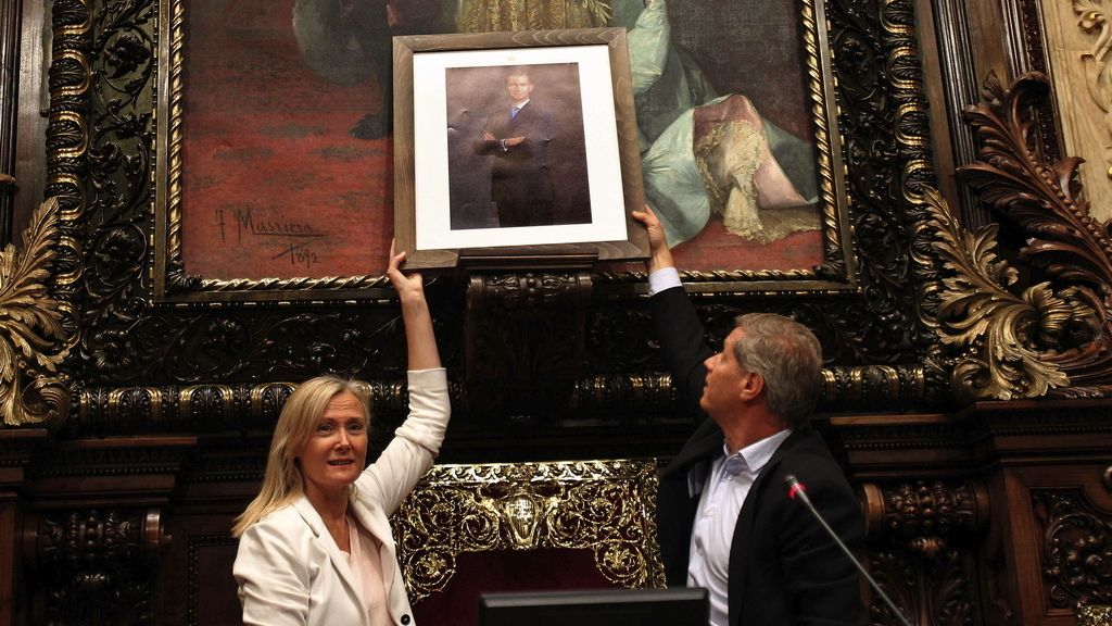 El PP trata de colgar un retrato de Felipe VI donde estaba el busto de Juan Carlos I
