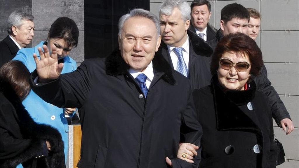 O presidente kazajo presidente, Nursultán Nazarbáyev, saúda à sua saída de um colégio eleitoral acompanhado pela sua mulher Sara, depois de votar ontem nas eleições presidenciais, em um colégio eleitoral em Astana (Kazajistán). EFE