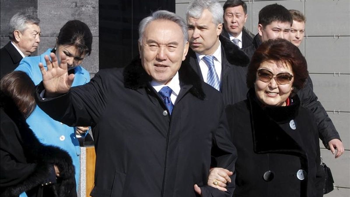 O presidente kazajo presidente, Nursultán Nazarbáyev, saúda à sua saída de um colégio eleitoral acompanhado pela sua mulher Sara, depois de votar ontem nas eleições presidenciais, em um colégio eleitoral em Astana (Kazajistán). EFE