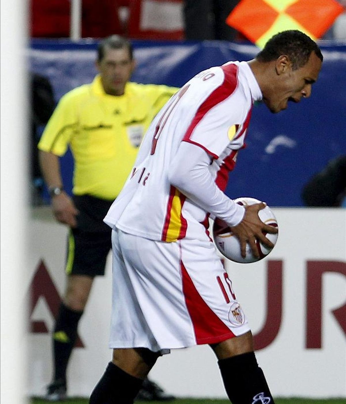 El delantero brasileño del Sevilla Luis Fabiano se lamenta tras una ocasión fallida durante el encuentro correspondiente a la ida de los deciseisavos de final de la Liga Europa contra el Oporto en el estadio Sánchez Pizjuán. EFE/Archivo El delantero brasileño del Sevilla Luis Fabiano se lamenta tras una ocasión fallida durante el encuentro correspondiente a la ida de los deciseisavos de final de la Liga Europa contra el Oporto en el estadio Sánchez Pizjuán. EFE/Archivo