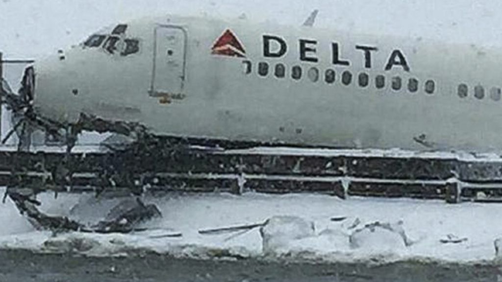 Un avión con 127 pasajeros se sale de pista en el aeropuerto LaGuardia de Nueva York
