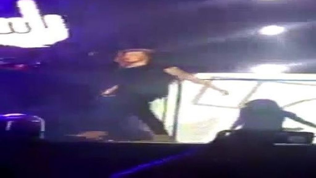 El cantante Harry Styles vuelve a caerse de nuevo en el escenario