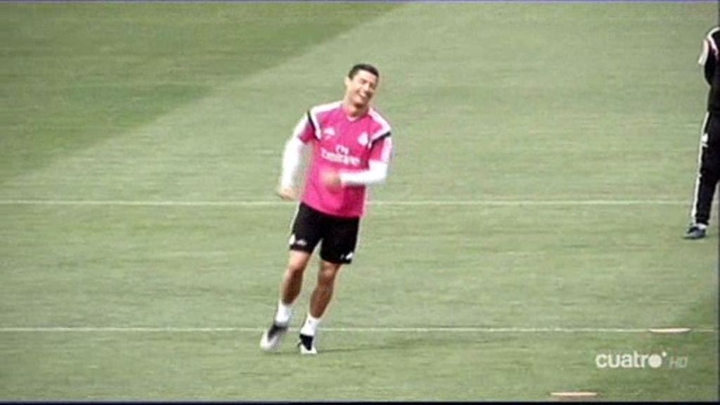 Cristiano Ronaldo contagia su felicidad al resto de sus compañeros en el entrenamiento