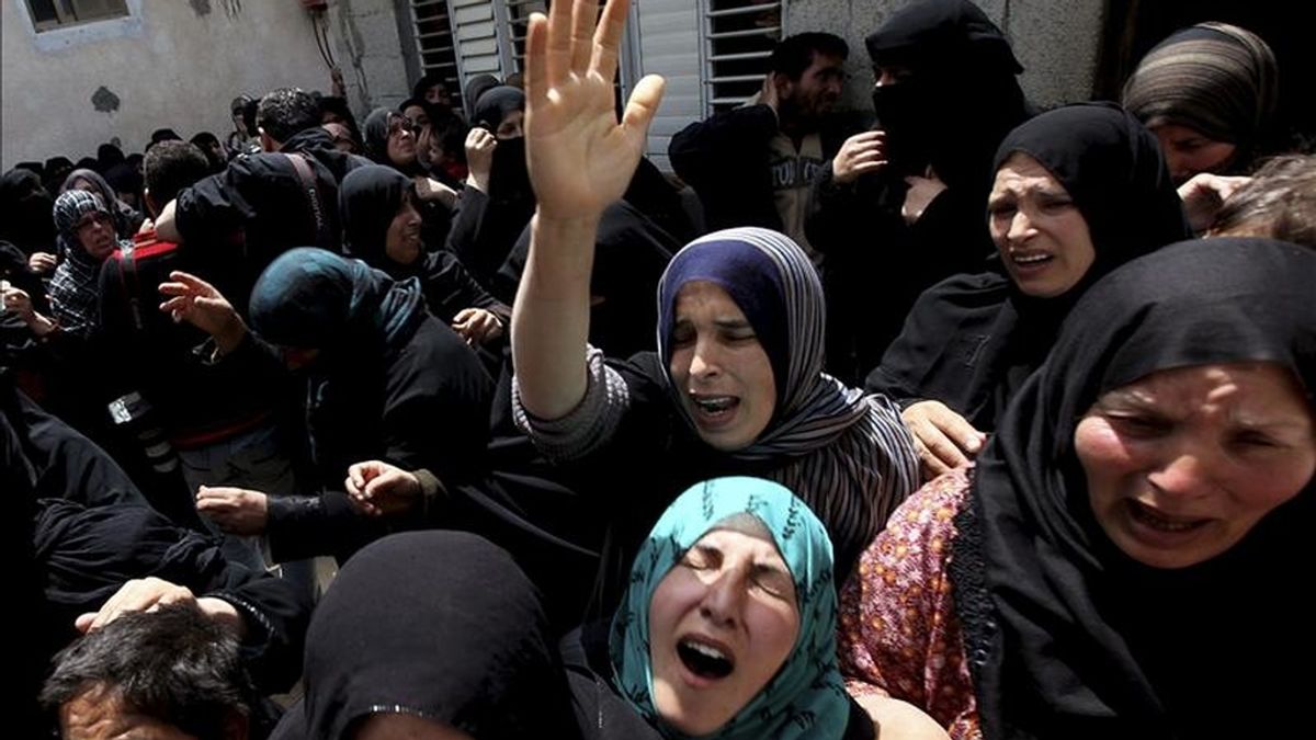 Mujeres palestinas lloran durante el funeral de Abdallah al-Qarra, militante del movimiento islámico Hamás, en la localidad de Jan Yunes, Franja de Gaza. EFE
