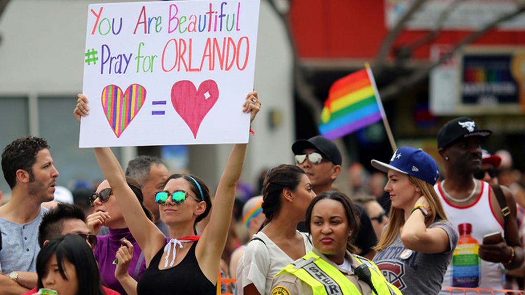 Las marchas del orgullo gay en EEUU se solidarizan con las víctimas de Orlando