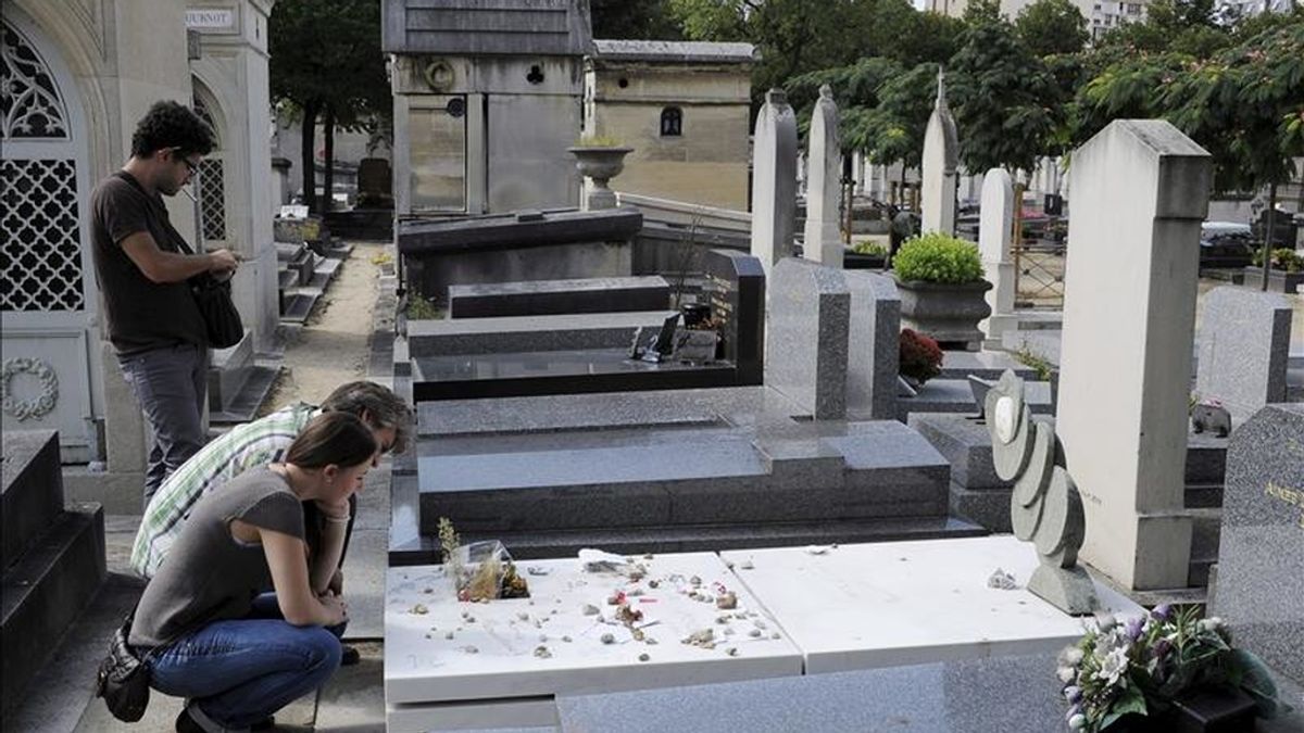 Fotografía de la tumba de Julio Cortázar en el cementerio de Montparnasse en París, Francia. Residente en Francia desde 1951, Cortázar murió el 12 de febrero de 1984. EFE/Archivo Fotografía de la tumba de Julio Cortázar en el cementerio de Montparnasse en París, Francia. Residente en Francia desde 1951, Cortázar murió el 12 de febrero de 1984. EFE/Archivo