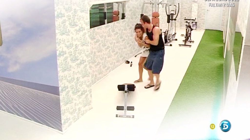 La concursante le sigue el juego