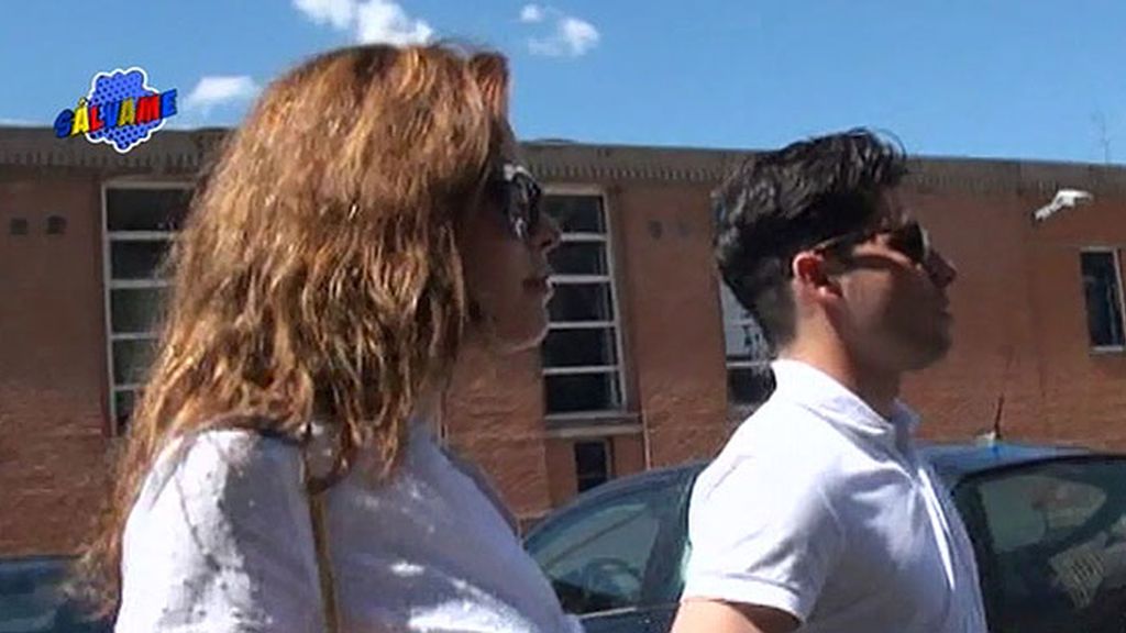 La pareja guarda silencio, pero pasean sonrientes y de la mano