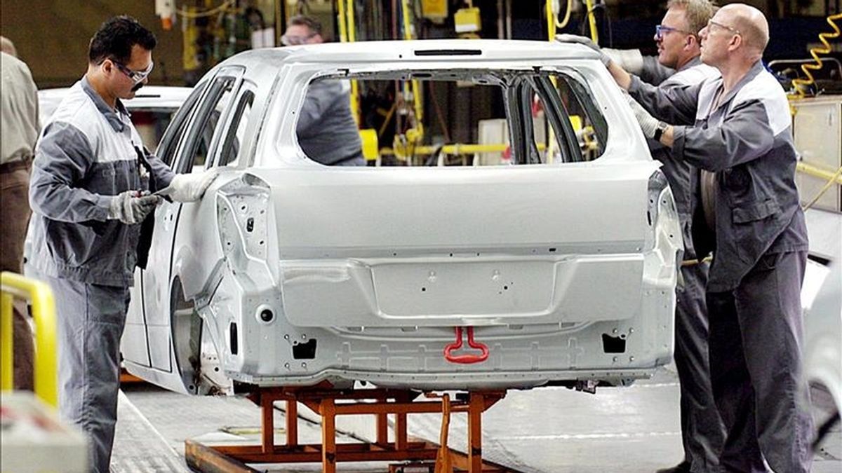 En la imagen, operarios de Opel en la cadena de montaje de la plata de Bochum, Alemania. EFE/Archivo