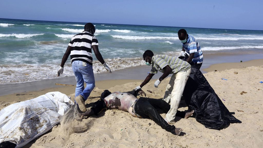Recuperan un centenar de cadáveres de inmigrantes en la costa de Libia