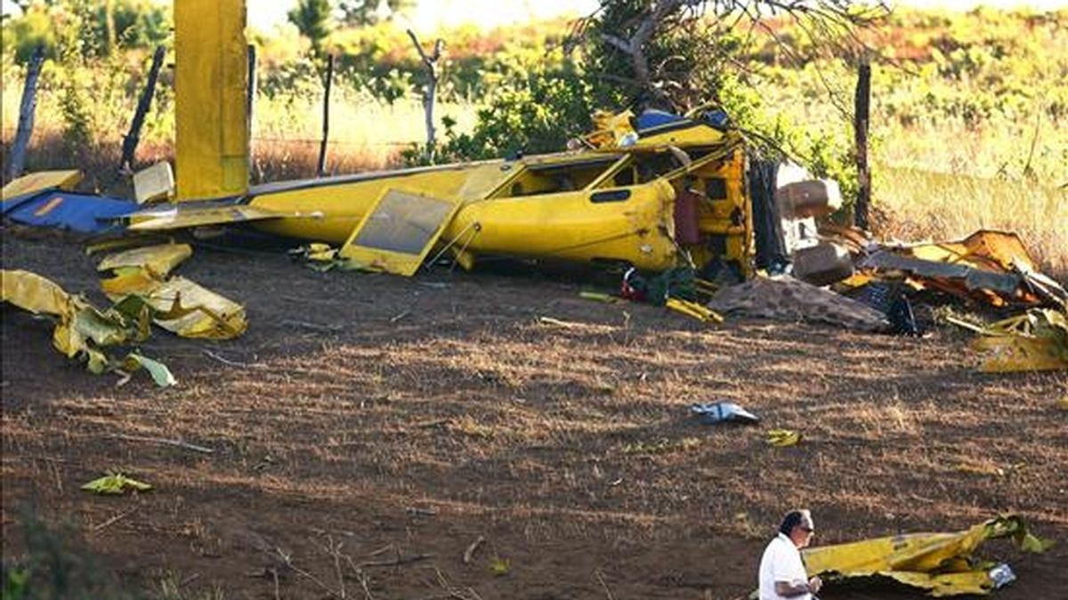 Vista general de la avioneta cisterna propiedad de la empresa Faasa Chile que se estrelló en la localidad de Santa Juana (Chile). EFE
