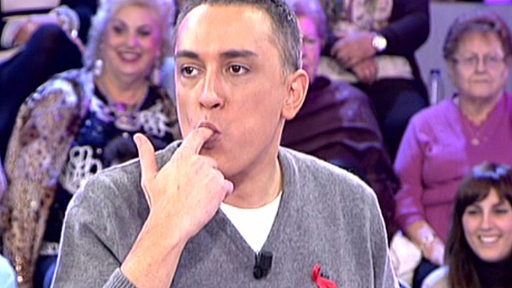 Los colaboradores, poco a poco, traspasan las vallas que les separan de Karmele