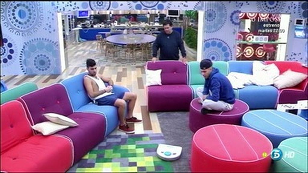 Los concursantes alucinan con el robot inteligente que limpia en Guadalix