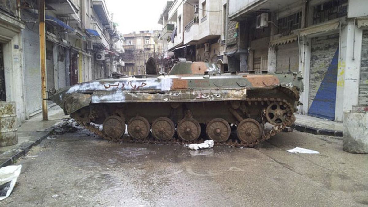 Un tanque estropeado en una calle de Homs