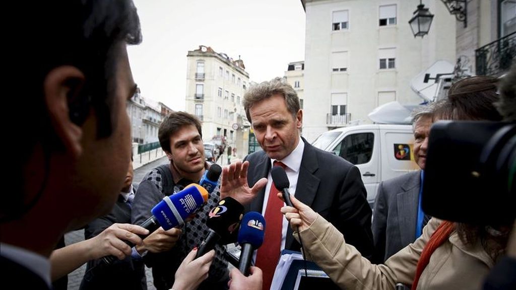 Poul Thomsen (c), jefe de la delegación del Fondo Monetario Internacional, atiende a la prensa tras la reunión que representantes del Fondo Monetario Internacional (FMI), el Banco Central Europeo (BCE) y la Unión Europea (UE) mantuvieron con el partido portugués CDS-PP, en Lisboa (Portugal). EFE