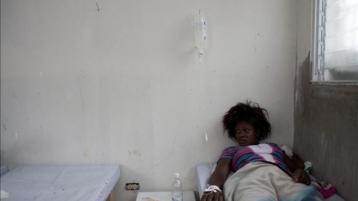 Una mujer es vista el pasado 11 de diciembre de 2010, en su cama en el centro de tratamiento de cólera coordinado por Médicos Sin Fronteras en el hospital San Michel de Jacmel (Haití). EFE/Archivo