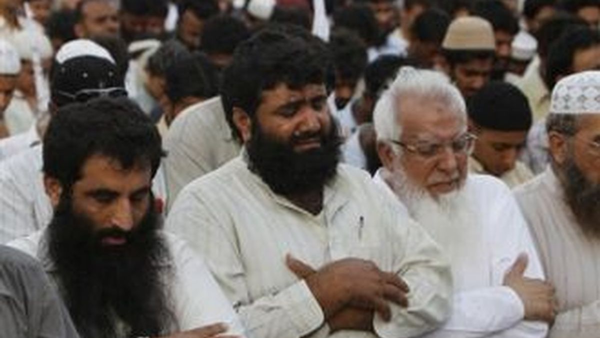 Miles de seguidores del partido religioso paquistaní Jamatut Dawa en una misa ofrecida en este país por la muerte de Osama Bin Laden. Foto AP