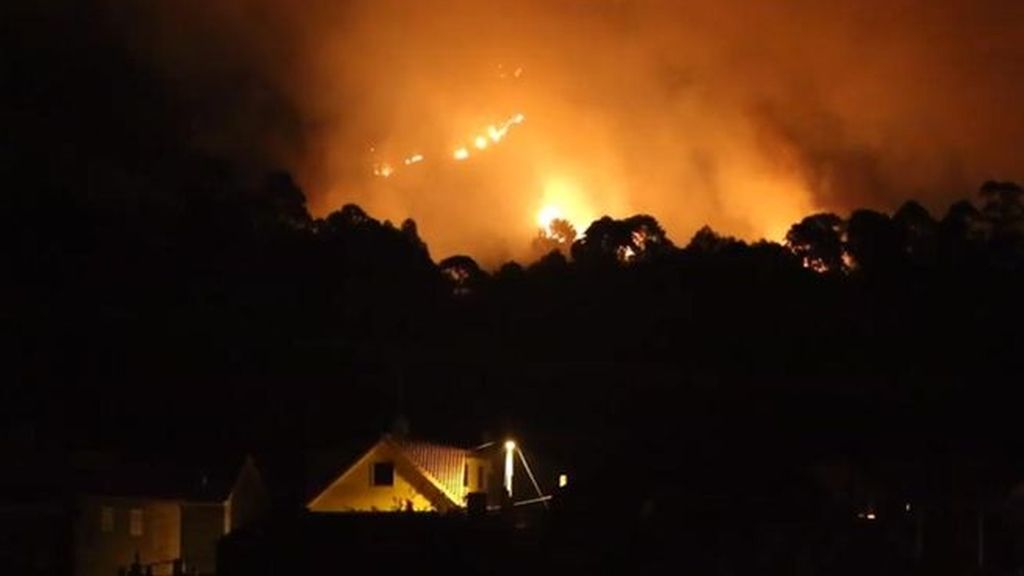 Noche de insomnio en dos pueblos gallegos a causas de nuevos incendios forestales