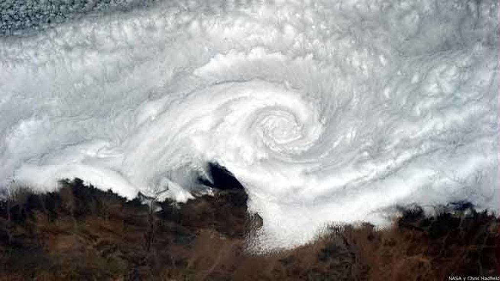 Remolino de nubes sobre la costa chilena