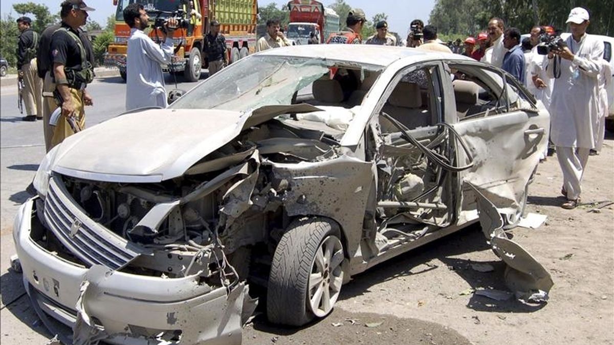 Miembros de las fuerzas de seguridad de Pakistán inspeccionan un vehículo tras un atentado con bomba. EFE/Archivo