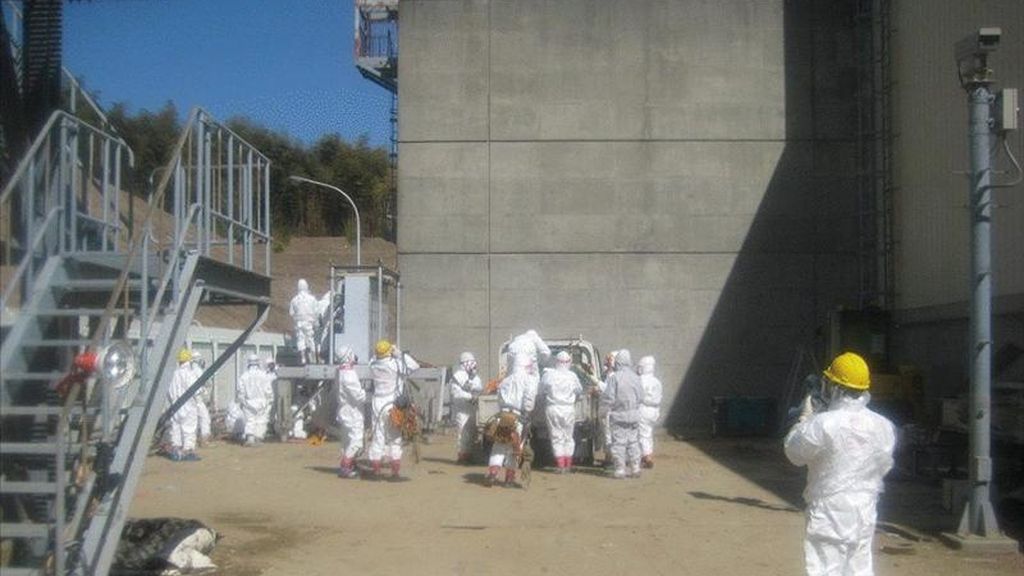 Fotografía facilitada por la empresa operadora de la central nuclear de Fukushima Daiichi, TEPCO, que muestra a sus trabajadores vestidos con monos especiales mientras trabajan en reestablecer el tendido eléctrico en los reactors 3 y 4 de la planta, en Okumamachi, en la prefectura de Fukushima (Japón). EFE/Archivo Fotografía facilitada por la empresa operadora de la central nuclear de Fukushima Daiichi, TEPCO, que muestra a sus trabajadores vestidos con monos especiales mientras trabajan en reestablecer el tendido eléctrico en los reactors 3 y 4 de la planta, en Okumamachi, en la prefectura de Fukushima (Japón). EFE/Archivo
