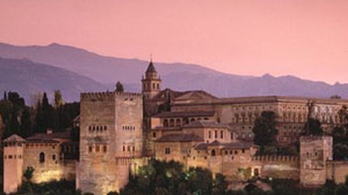 Puesta de sol en la Alhambra de Granada. Foto: EFE