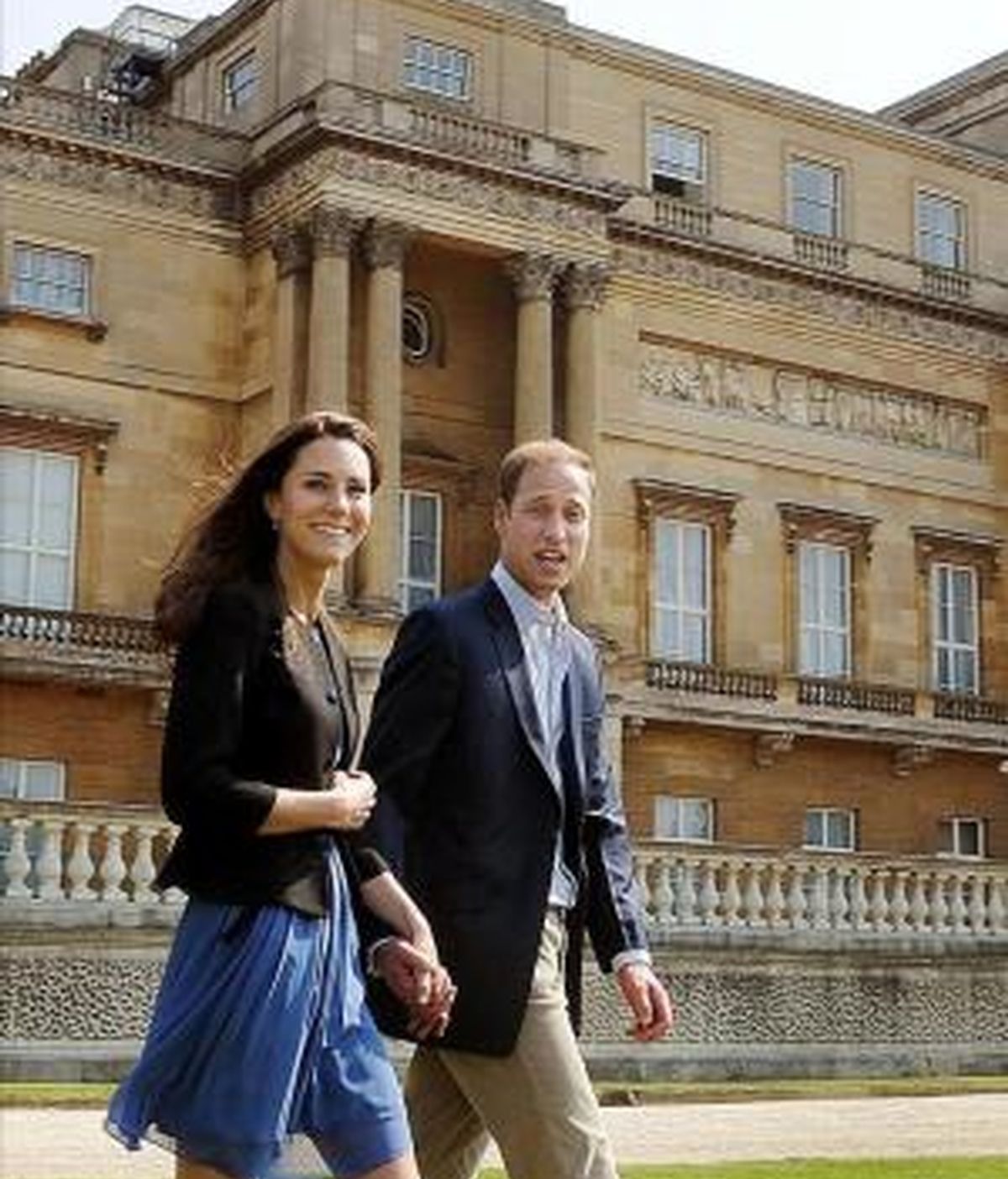 El príncipe Guillermo y Catalina, los nuevos duques de Cambridge, caminan agarrados de la mano el recinto del palacio de Buckingham, en Londres (Reino Unido), el sábado 30 de abril, un día después de su boda. EFE/Archivo