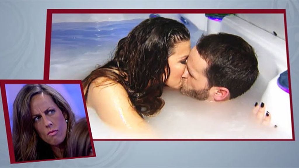 Leo y Chabeli juegan dentro del jacuzzi