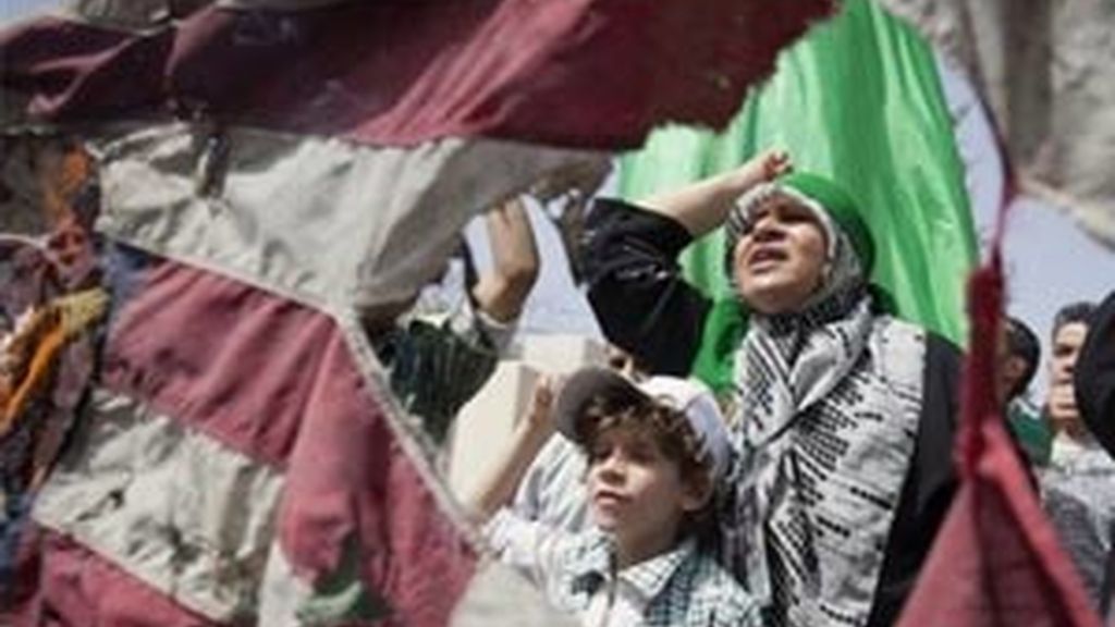 Un grupo de personas participa en una manifestación después del bombardeo de la OTAN contra la residencia de Gadafi. Foto: AP Un grupo de personas participa en una manifestación después del bombardeo de la OTAN contra la residencia de Gadafi. Foto: AP