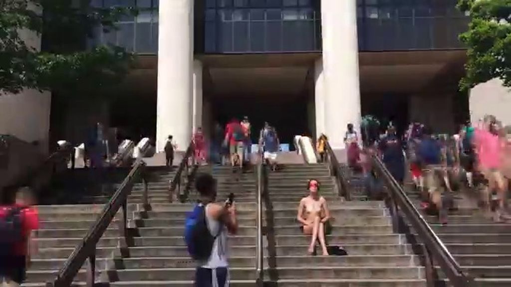 Se desnuda en protesta por el acoso sexual universitario
