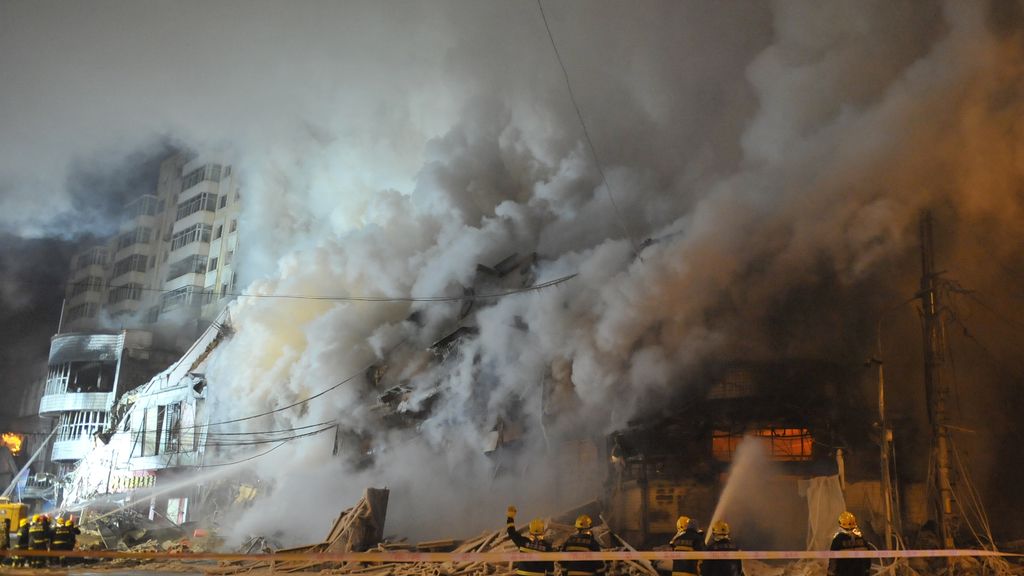 Mueren 5 bomberos al intentar sofocar un incendio en un almacén al noroeste de China