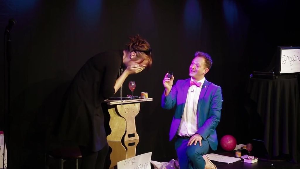 Un mago pide matrimonio a su novia en mitad del espectáculo