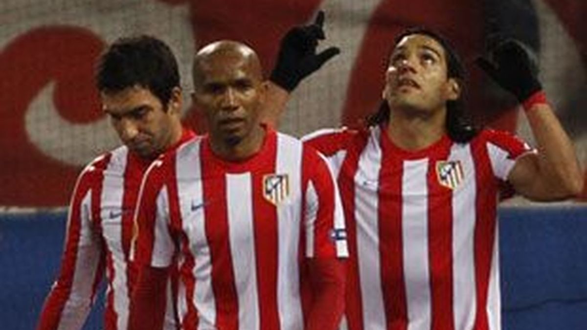 Falcao celebra un gol cerca de sus compañeros de equipo Assuncao y Turan. Foto: Reuters