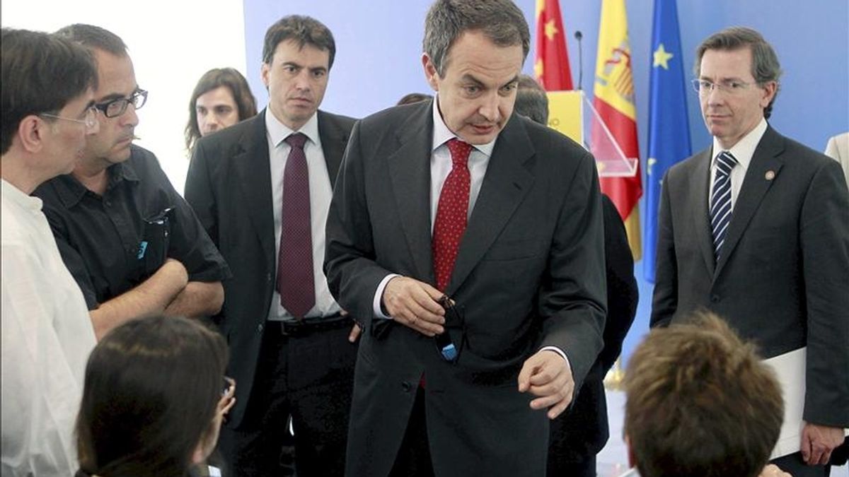 El presidente del Gobierno, José Luis Rodríguez Zapatero, conversa con periodistas tras la conferencia que ofreció en la residencia de la Embajada de España en Pekín, donde a continuación se celebró una recepción con la colectividad española, dentro de los actos de su cuarto viaje a China. EFE