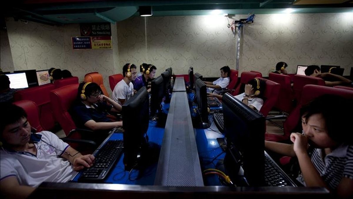 En la imagen, varios cibernautas frente a sus pantallas en un café con acceso a Internet en Pekín, China. EFE/Archivo