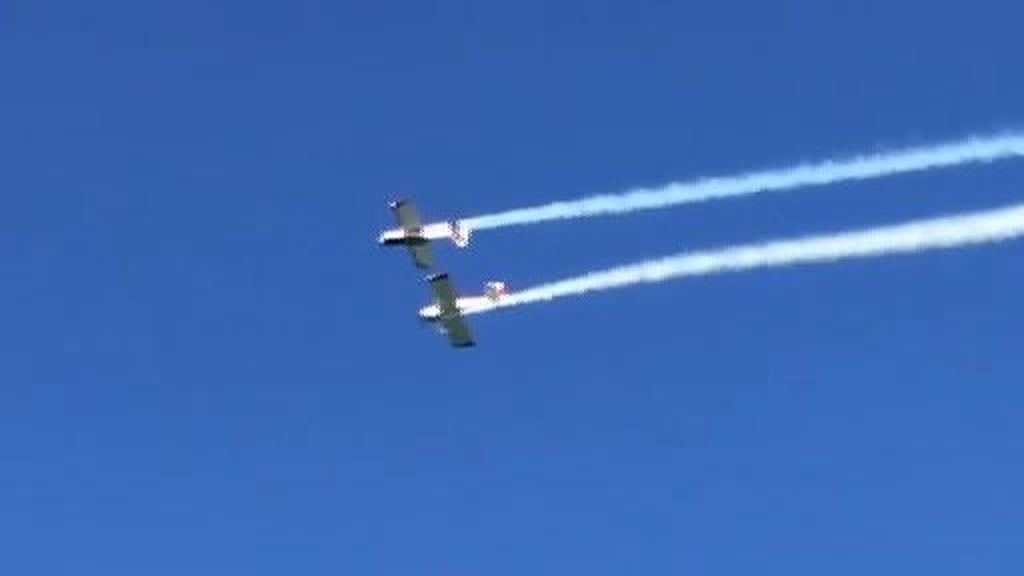 Espectacular choque entre dos avionetas en Italia durante una  exhibición aérea