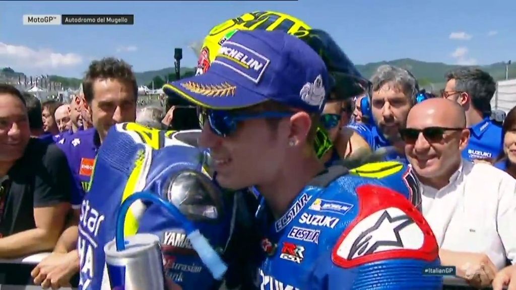 El emotivo abrazo entre Viñales y Rossi tras conseguir la pole de Italia