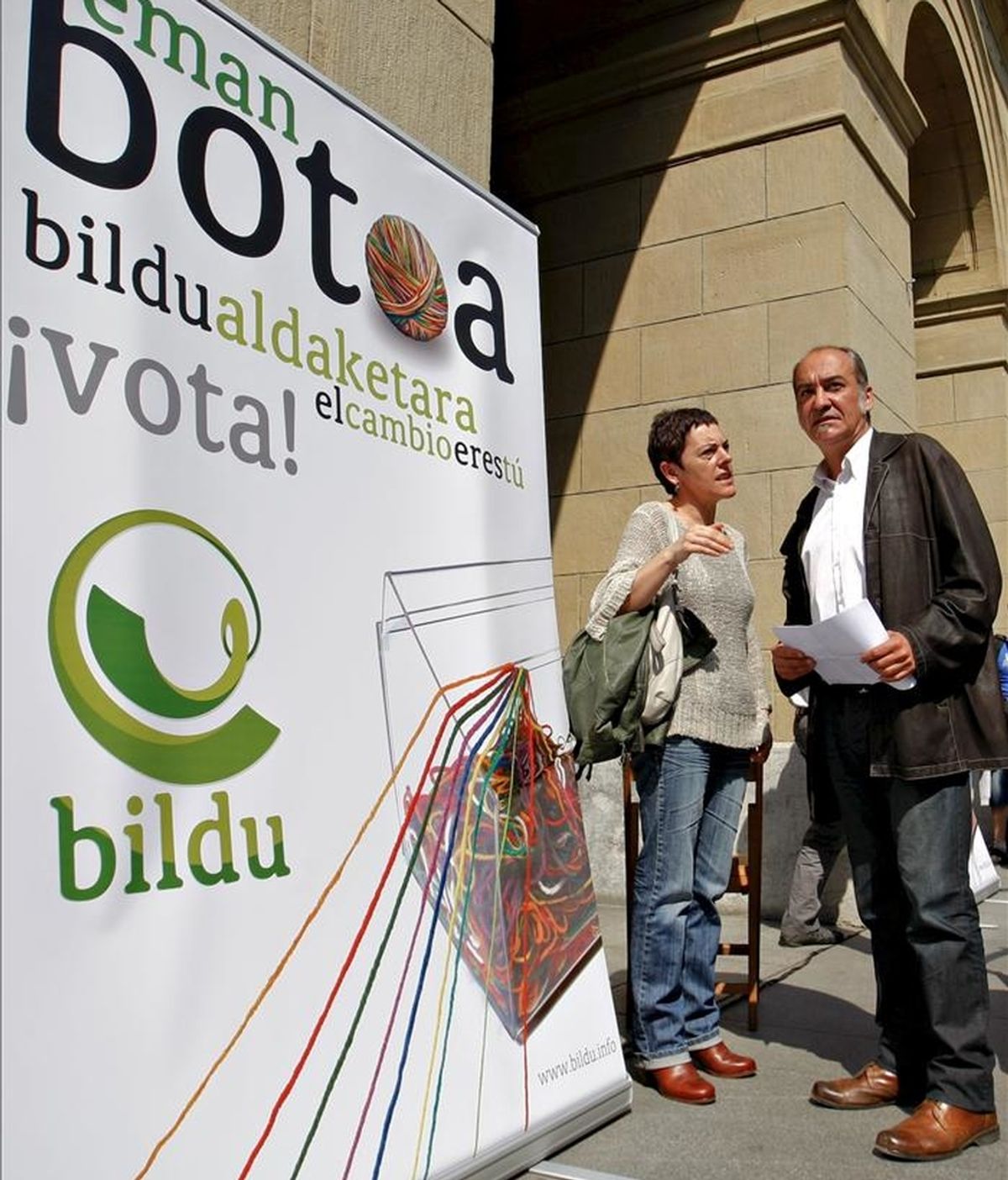 El candidato independiente de la coalición Bildu, Martín Garitano (d), durante el acto de esta formación celebrado hoy en la Plaza de Guipúzcoa, donde se encuentra el palacio foral, en San Sebastián, en el que presentaron un manifiesto anticorrupción. EFE