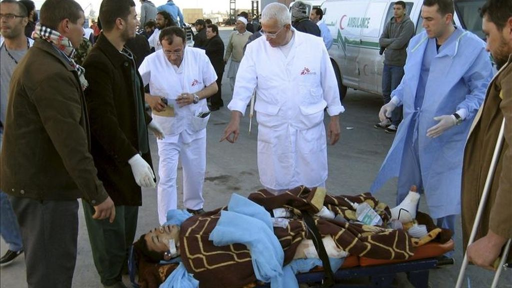 Fotografía facilitada por Médicos Sin Fronteras, en la que puede verse a uno de los heridos del barco fletado por Médicos Sin Fronteras que llegó el pasado lunes al puerto tunecino de Sfax tras haber zarpado a última hora del domingo desde la ciudad libia de Misrata con 71 heridos a bordo. EFE/Archivo