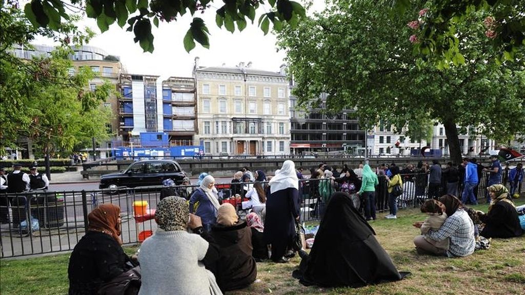Opositores al líder libio, Muamar el Gadafi, manifestándose ante la embajada de Libia en Londres hoy. EFE Opositores al líder libio, Muamar el Gadafi, manifestándose ante la embajada de Libia en Londres hoy. EFE