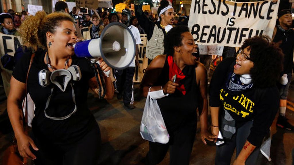 Nueva noche de protestas y enfrentamientos de la comunidad negra en Charlotte