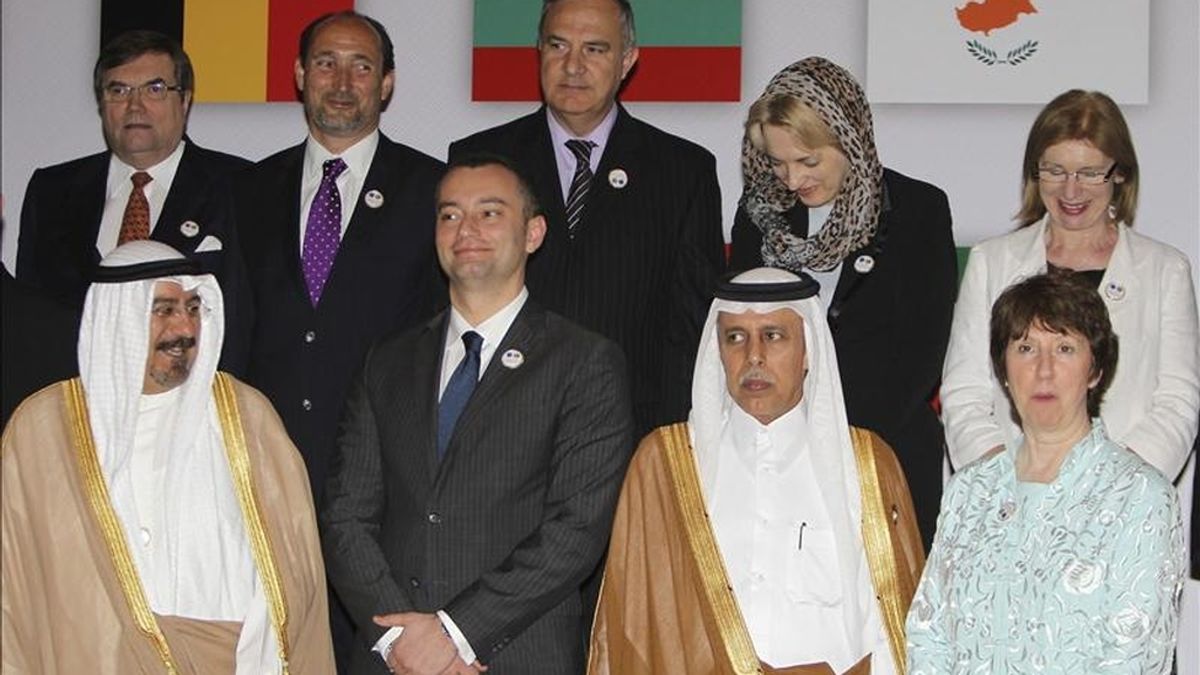 Delante, de izquierda a derecha, el ministro de Exteriores kuwaití, jeque Mohammad Sabah al Salem al Sabah; su homólogo búlgaro, Nikolay Mladenov; el secretario de Estado qatarí de Asuntos Exteriores, Ahmed bin Abdulá al Mahmud, y la jefa de la diplomacia de la Unión Europea, Catherine Ashton. EFE
