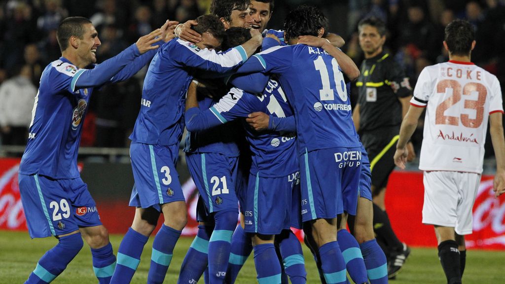 Los jugadores del Getafe celebran el segundo gol durante el encuentro ante el Sevilla correspondiente a la jornada 34 de primera división Los jugadores del Getafe celebran el segundo gol durante el encuentro ante el Sevilla correspondiente a la jornada 34 de primera división