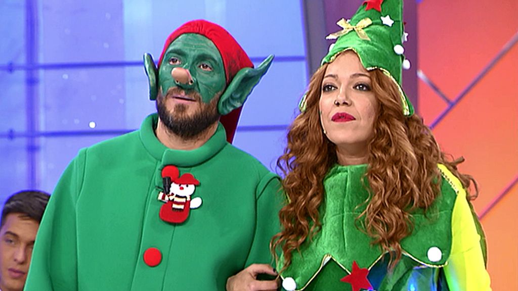 Un elfo y un pino, ¿el espíritu de la Navidad? Un elfo y un pino, ¿el espíritu de la Navidad?