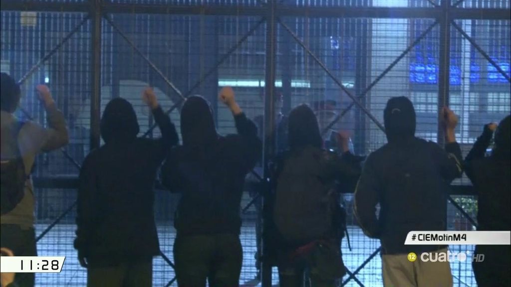 Nuevo conflicto en un CIE: unos 70 internos intentan huir del centro de Barcelona