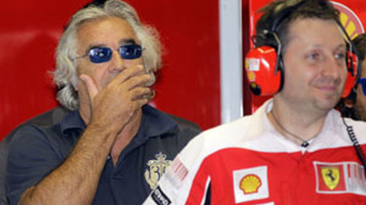 Briatore sigue una carrera del mundial en el box de Ferrari. Foto: Reuters